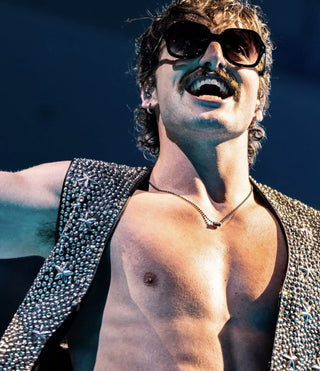 Benson Boone wearing L'Écurie Paris Elsa Black sunglasses on The Wanted Man Tour