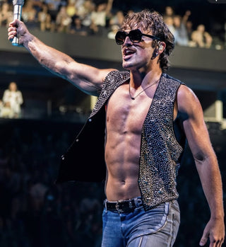 Benson Boone on stage in L'Écurie Paris Elsa Black sunglasses, The Wanted Man Tour